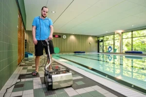 Duplex golvskurmaskin rengör golvet på Nolhaga Parkbad i Alingsås