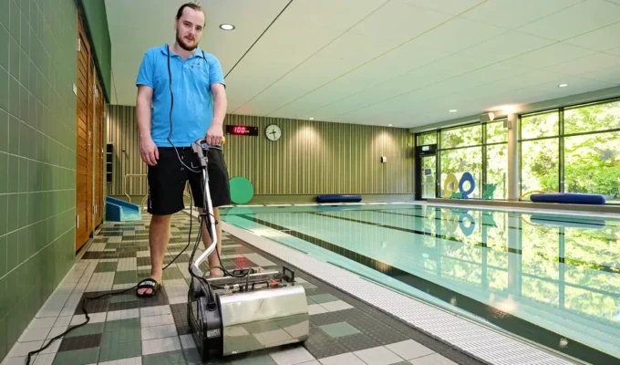 Duplex golvskurmaskin rengör golvet på Nolhaga Parkbad i Alingsås